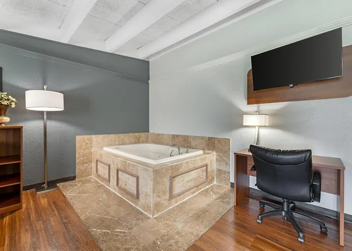 Quality Inn & Suites Kansas City - Independence I-70 East